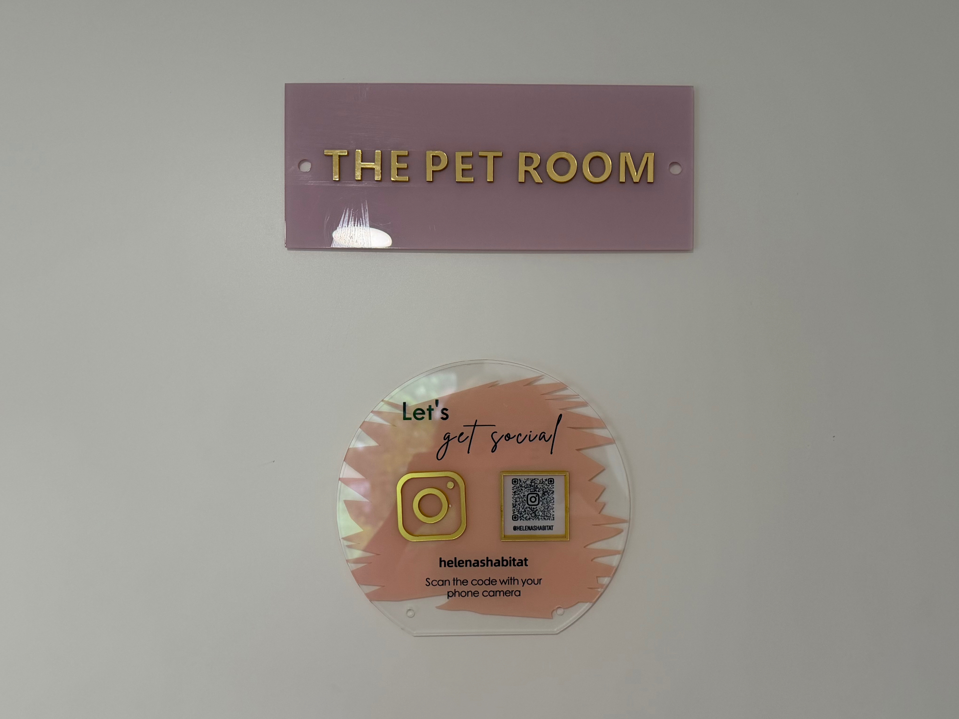 Schild ‚The Pet Room‘ mit Instagram-QR-Code